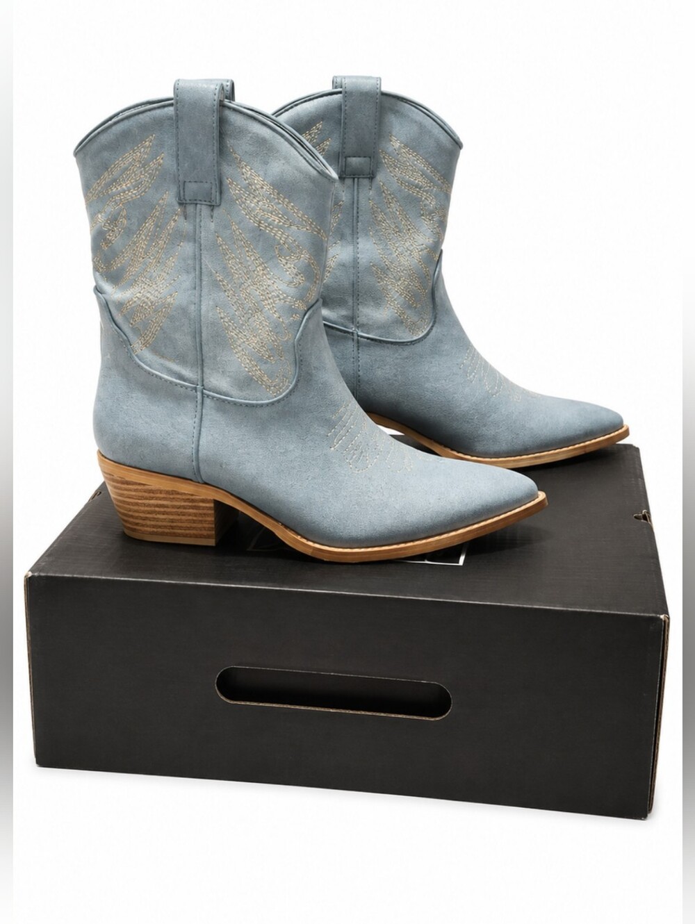 ShuShop Women's Size 7.5 Sky Blue Faux Leather  Western Heeled Boots
